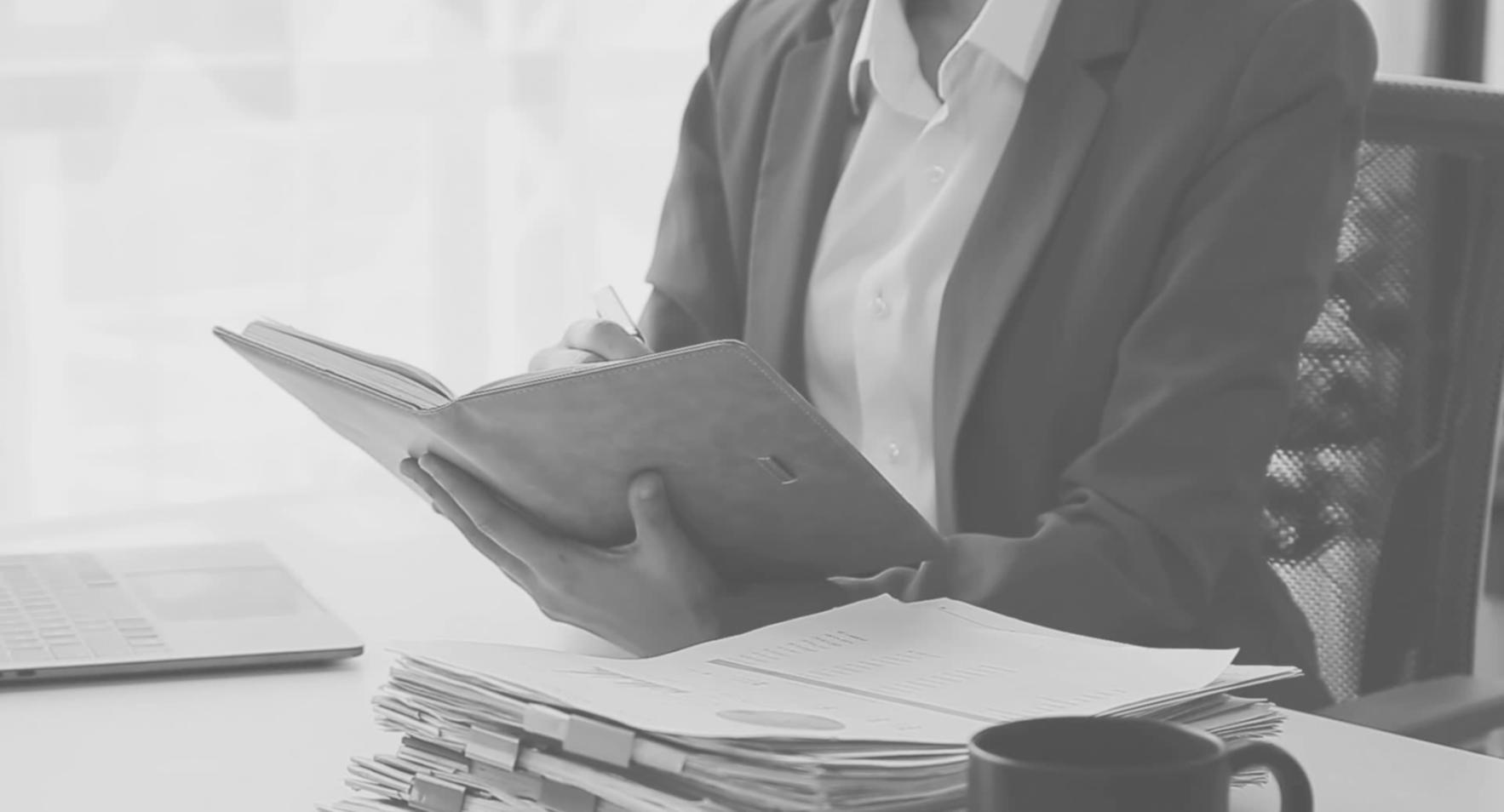 Person arbeitet konzentriert an persönlichen Notizen für Werteentwicklung